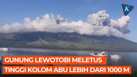 Gunung Lewotobi Laki-laki di Flores Timur Meletus