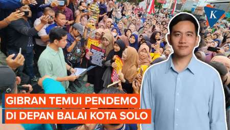 Momen Gibran Temui Massa Pendemo di Depan Balai Kota Solo