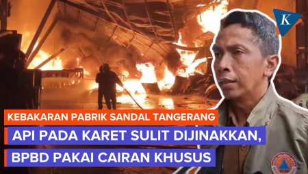 Sulit Padam, Kebakaran Pabrik Sandal Tangerang Disemprot Air Busa