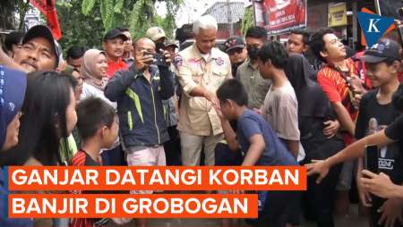 Ganjar Dikerubungi Bocah dan Emak-emak Saat Tinjau Lokasi Banjir di Grobogan