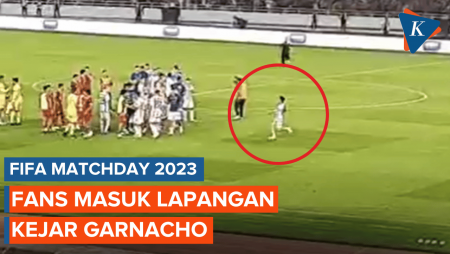 Detik-detik Suporter Masuk ke Lapangan, Kejar Alejandro Garnacho