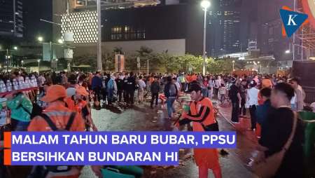 Pasukan Oranye Sigap Bersihkan Bundaran HI Usai Malam Tahun Baru