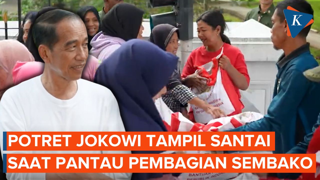 Jokowi Pakai Kaus dan Sarung Saat Pantau Pembagian Sembako