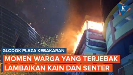 Momen Warga yang Terjebak Kebakaran Glodok Lambaikan Kain dan Nyalakan Senter