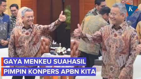 Momen Menkeu Suahasil Perdana Pimpin Konpers APBN Kita, Unjuk Gaya Jempol