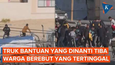 Momen Warga Berebut Bantuan Tersisa dari Truk yang Baru Masuk ke Gaza