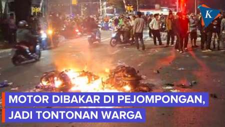 Motor Dibakar Di Pejompongan IV, Jadi Tontonan Warga