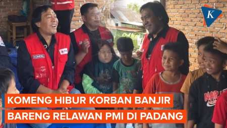 Aksi Komeng Hibur Korban Banjir Di Padang Sumatera Barat Bareng Relawan PMI Lain
