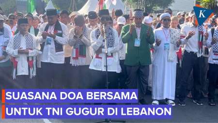 Suasana Doa Bersama Di Depan Kedubes AS Untuk TNI Yang Gugur Di Lebanon