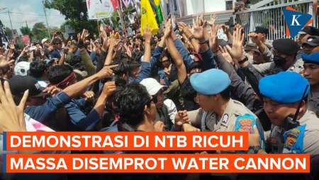 Unjuk Rasa Kawal Putusan MK di Mataram Ricuh, Water Cannon Semprot Massa dan Sound System