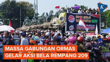 Massa Sejumlah Ormas Gelar Aksi Bela Rempang 209 di Patung…