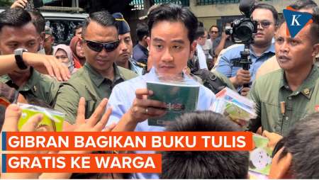 Momen Gibran Dikerubungi Warga Saat Bagikan Buku Tulis Gratis