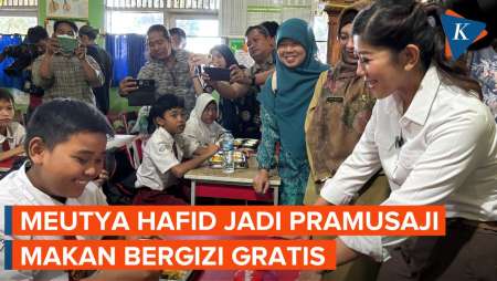 Momen Menkomdigi Meutya Hafid Jadi Pramusaji Program Makan Bergizi Gratis