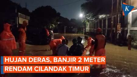 Banjir 2 Meter Rendam Cilandak Timur Jaksel, Warga Dievakuasi Pakai Perahu Karet