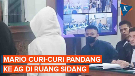 Momen Mario Dandy Curi-curi Pandang ke AG di Ruang Sidang