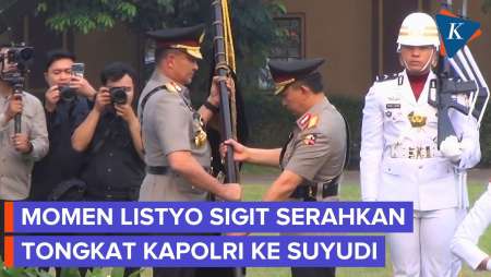 Sertijab Kapolri, Jenderal Listyo Sigit Serahkan Panji Tribrata Ke Jenderal Suyudi