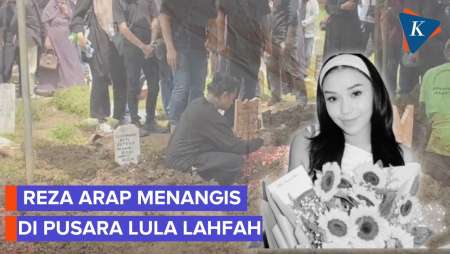 Momen Reza Arap Duduk Termenung Melihat Prosesi Pemakaman Lula Lahfah