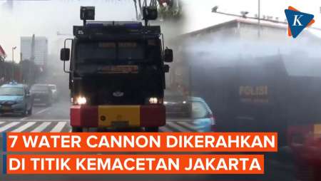 Upaya Kurangi Polusi, Polda Metro Kerahkan 7 Water Cannon Semprot Jalanan Jakarta