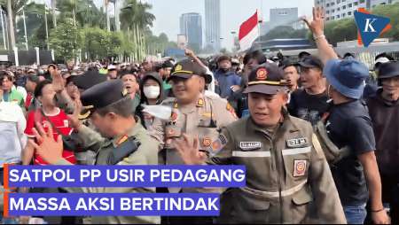 Satpol PP Dilempari Massa Aksi di Depan Gedung DPR, Ojol Melerai