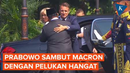 Prabowo Sambut Presiden Emmanuel Macron di Istana, Beri Pelukan Hangat