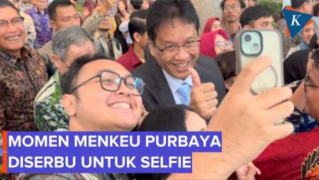 Saat Menkeu Purbaya Diserbu untuk Selfie, Langsung Gaya Jempol Favorit
