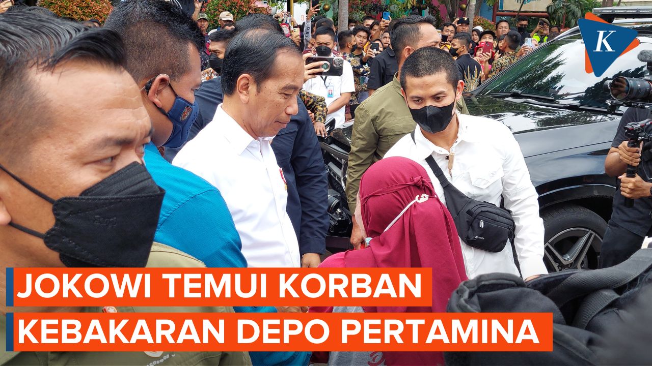 Momen Jokowi Bagikan Sembako untuk Korban Kebakaran Depo Pertamina