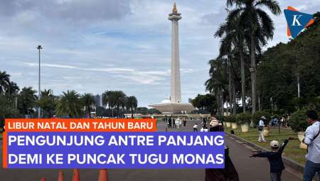 Suasana Monas Saat Libur Natal, Pengunjung Antre Panjang Ke Puncak Tugu