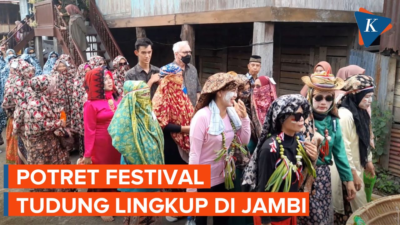 Momen Ibu-ibu Pakai Kain Duo di Festival Tudung Lingkup Jambi
