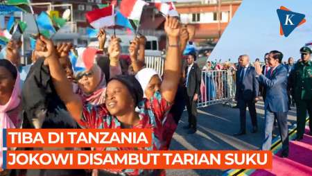 Momen Jokowi Disambut Tarian Suku Saat Tiba di Tanzania