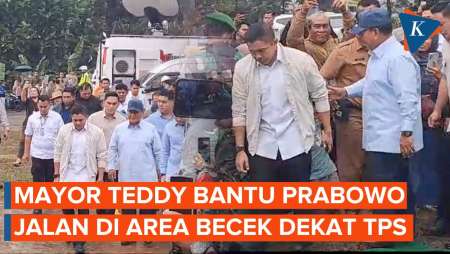 Gaya Prabowo Mencoblos: Becek-becekan, Hindari Karpet Hijau, dan Celupkan 2 Jari ke Tinta