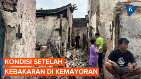 [FULL] Warga Selamatkan Puing Sisa di Lokasi Kebakaran Permukiman Padat Kemayoran