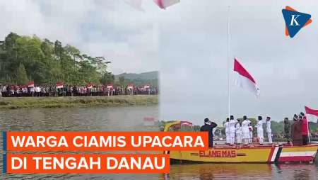 Unik! Warga Ciamis Upacara HUT Ke-79 RI di Tengah Danau,…