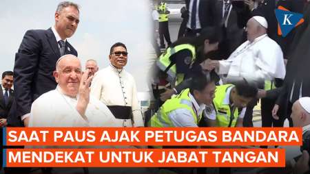 Potret Paus Fransiskus Ajak Petugas Bandara Mendekat untuk Bersalaman