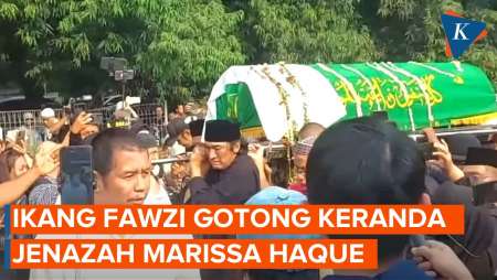 Momen Ikang Fawzi Ikut Gotong Keranda Jenazah Marissa Haque di TPU Tanah Kusir