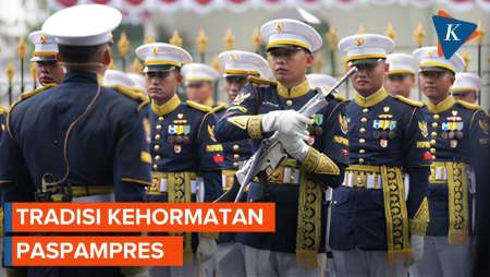 Serah Terima Jaga Kawal Istana, Tradisi Kehormatan Paspampres