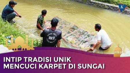 Tradisi Cuci Karpet Jelang Ramadhan di Sungai