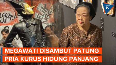 Momen Megawati Tertarik Lihat Patung Pria Kurus Berhidung Panjang Karya Butet