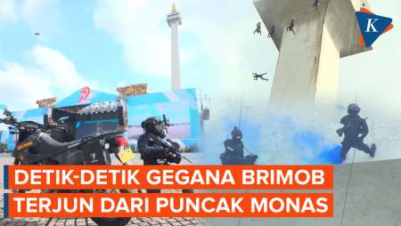 Pasukan Gegana Brimob Terjun dari Puncak Monas, Ini Aksinya!