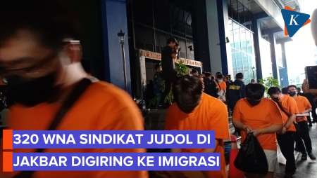 Momen 320 WNA Sindikat Judol Di Hayam Wuruk Digiring Ke Imigrasi, Dikawal Polisi Bersenjata