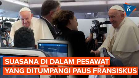 Momen Paus Fransiskus Salami Penumpang Pesawat Saat Menuju Indonesia