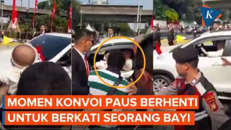 Detik-detik Mobil Paus Berhenti demi Berkati Seorang Bayi Saat Menuju Istana