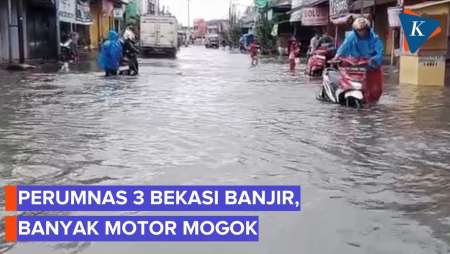 Perumnas 3 Bekasi Banjir 70 Cm, Pengendara Terpaksa Dorong Motor