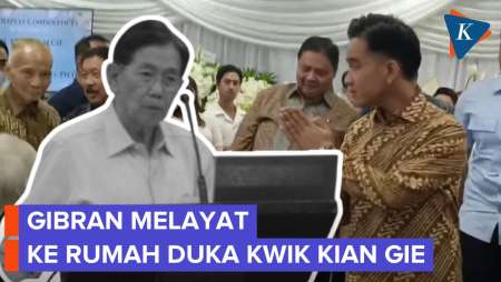 Momen Gibran Melayat ke Rumah Duka Kwik Kian Gie di RSPAD