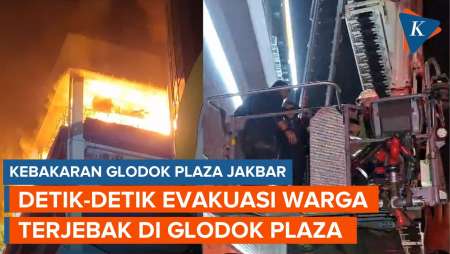 Detik-detik Evakuasi Warga yang Terjebak Kebakaran Glodok Plaza Jakbar