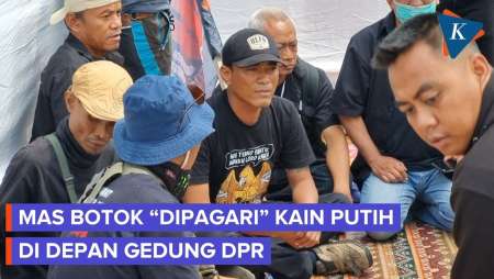 Mas Botok di Pos Pati Depan Gedung DPR Dipagari Kain Putih