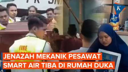 Momen Jenazah Mekanik Pesawat Pilatus Smart Air Tiba di Rumah Duka, Disambut Isak Tangis Keluarga