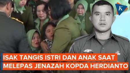 Isak Tangis Istri dan Anak Iringi Pelepasan Jenazah Kopda Hendrianto yang Gugur Ditembak KST