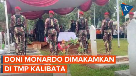 Momen Eks Kepala BNPB Doni Monardo Dimakamkan di TMP Kalibata