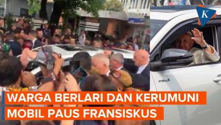 [FULL] Momen Masyarakat Berlari dan Mengerumuni Mobil Paus Fransiskus