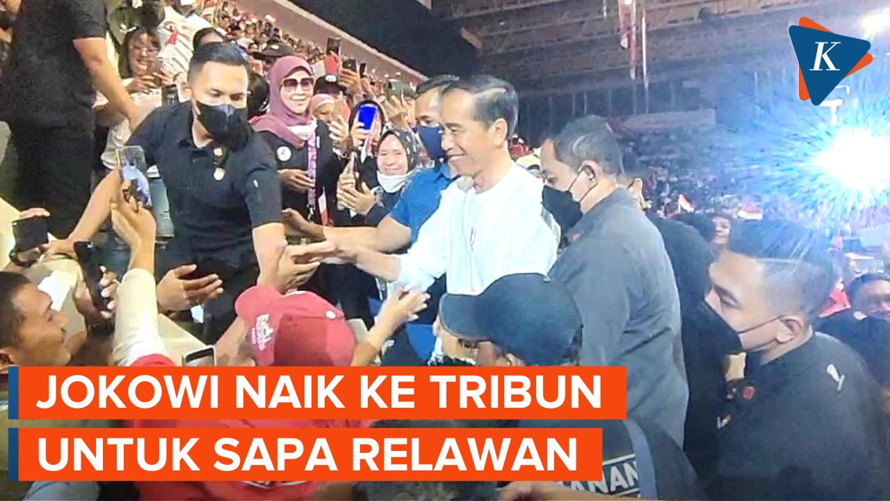 Momen Jokowi Naik ke Tribun Penonton Saat Acara Puncak Musra